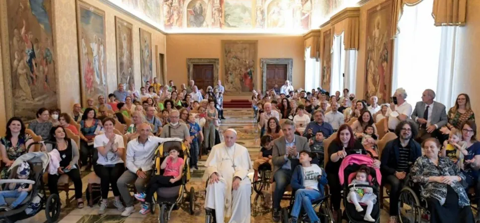 Papa Francesco, udienza | Papa Francesco con i membri dell'Associazione de Lange, Palazzo Apostolico Vaticano, 14 maggio 2022 | Vatican Media