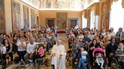 Papa Francesco con i membri dell'Associazione de Lange, Palazzo Apostolico Vaticano, 14 maggio 2022 / Vatican Media