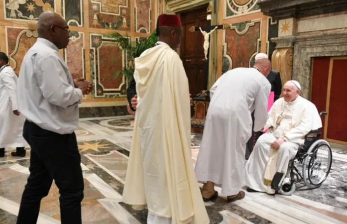Papa Francesco con i Padri Bianchi |  | Vatican Media 