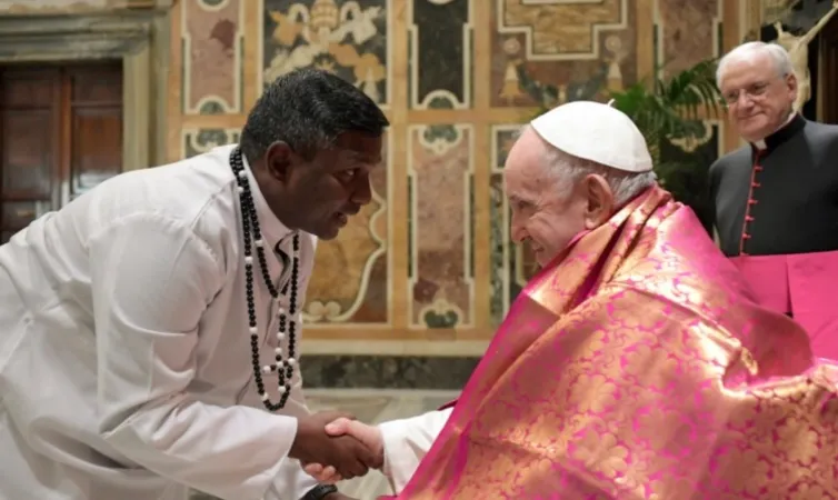 Papa Francesco con i Padri Bianchi |  | Vatican Media 