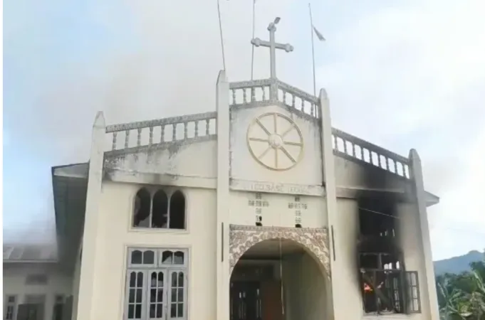 La chiesa di san Matteo, nello Stato di Karenni in Myanmar, data alle fiamme | CNA - dal video facebook del KNDF