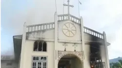 La chiesa di san Matteo, nello Stato di Karenni in Myanmar, data alle fiamme / CNA - dal video facebook del KNDF