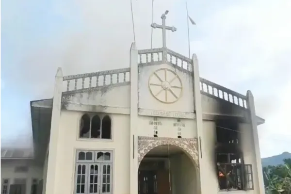 La chiesa di san Matteo, nello Stato di Karenni in Myanmar, data alle fiamme / CNA - dal video facebook del KNDF