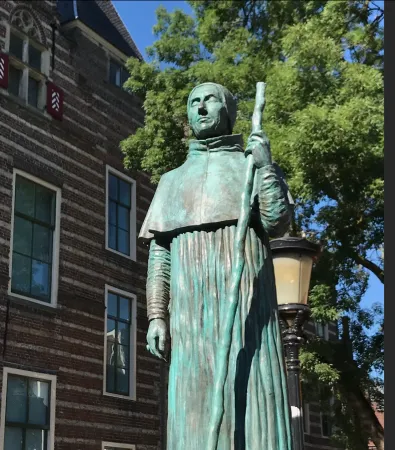 La statua di Adriano VI davanti alla sua residenza ad Utrecht. |  | AA