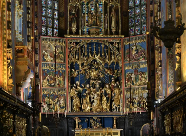 L'altare maggiore dedicato all' Assunzione  |  | Basilica dell’Assunzione di Maria Vergine-Cracovia
