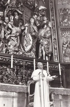 Giovanni Paolo II davanti all'altare Veit Stoss |  | © Istituto del Dialogo Interculturale Giovanni Paolo II 