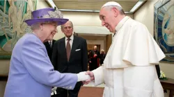 Papa Francesco con la regina Elisabetta II durante l'incontro del 2014 in Auletta Paolo VI / Vatican Media 