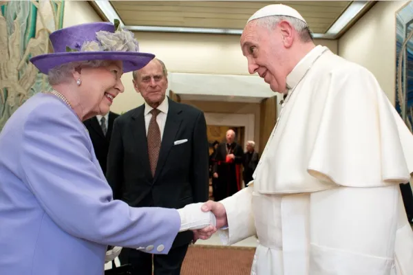 Papa Francesco con la regina Elisabetta II durante l'incontro del 2014 in Auletta Paolo VI / Vatican Media 