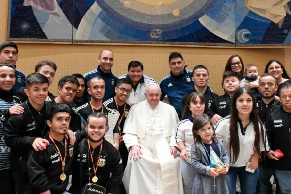 Papa Francesco e i nazionali argentini di "talla baja" / Vatican News 
