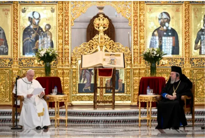 Crisostomo II (a dx) con Papa Francesco nella cattedrale ortodossa di Nicosia il 3 dicembre 2021 | Vatican Media / You Tube