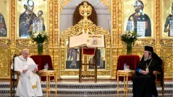 Crisostomo II (a dx) con Papa Francesco nella cattedrale ortodossa di Nicosia il 3 dicembre 2021 / Vatican Media / You Tube