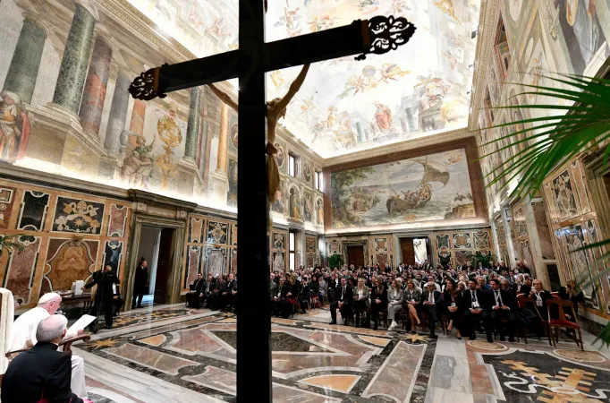 Il Papa e i membri di Apoteca Natura  |  | Vatican Media 