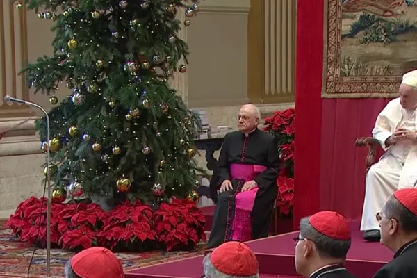 Il cardinale Re, decano del Collegio dei Cardinali, saluta Papa Francesco in occasione degli auguri di Natale alla Curia  / Vatican Media / You Tube