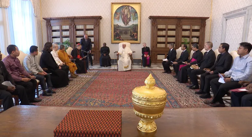 Papa Francesco con la delegazione di buddisti proveniente dalla Cambogia | Vatican Media