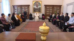 Papa Francesco con la delegazione di buddisti proveniente dalla Cambogia / Vatican Media