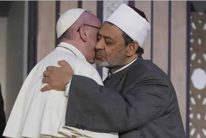Papa Francesco | Papa Francesco abbraccia il Grande Imam di al Azhar Ahmed al Tayyb | Vatican Media / ACI Group