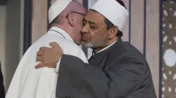 Papa Francesco abbraccia il Grande Imam di al Azhar Ahmed al Tayyb / Vatican Media / ACI Group