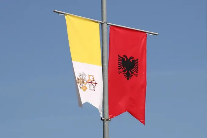 Le bandiere di Santa Sede e Albania | Daniel Ibanez / ACI Group