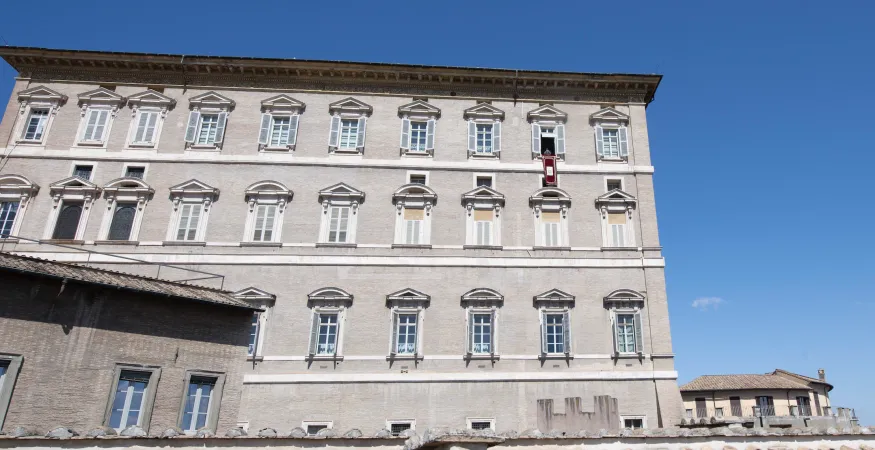 Papa Francesco affacciato dalla finestra del suo studio durante un Regina Coeli | Vatican Media / ACI Group
