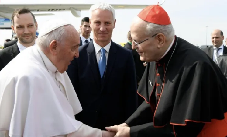 Papa Francesco accolto dal Cardinale Péter Erdő al suo arrivo in Ungheria, 28 aprile 2023 | Vatican Media / ACI Group