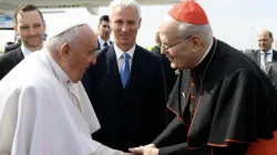 Papa Francesco accolto dal Cardinale Péter Erdő al suo arrivo in Ungheria, 28 aprile 2023 / Vatican Media / ACI Group