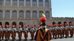 Guardie Svizzere schierate di fronte il Palazzo Apostolico Vaticano / Daniel Ibanez / ACI Group