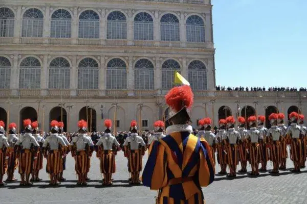 Guardie Svizzere schierate di fronte il Palazzo Apostolico Vaticano / Daniel Ibanez / ACI Group