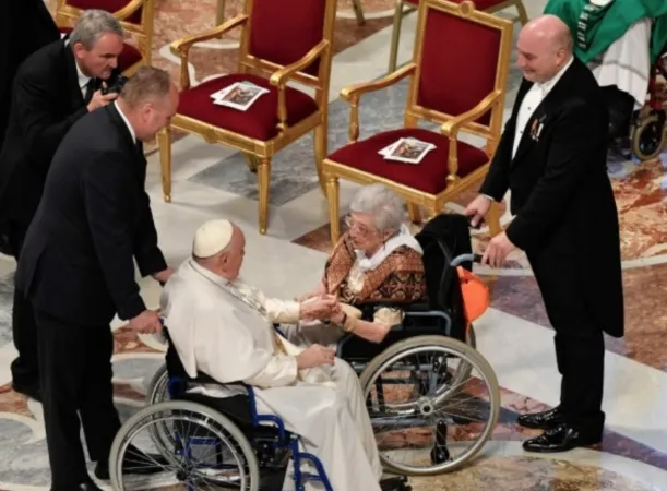Papa Francesco e una anziana |  | Vatican Media