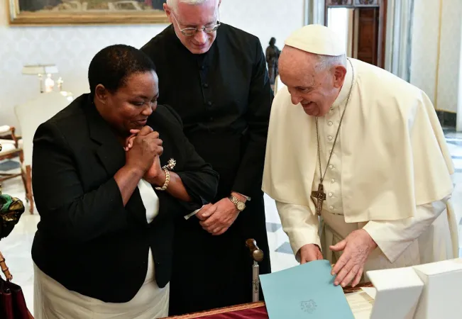 La primo ministro ugandese Robinah Nabbanja il 24 luglio con Papa Francesco |  | Vatican Media