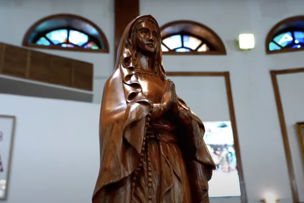 La Madre del Cielo, la statuetta della Madonna trovata in una discarica e ora nella cattedrale di Ulaanbatar / Video Fides