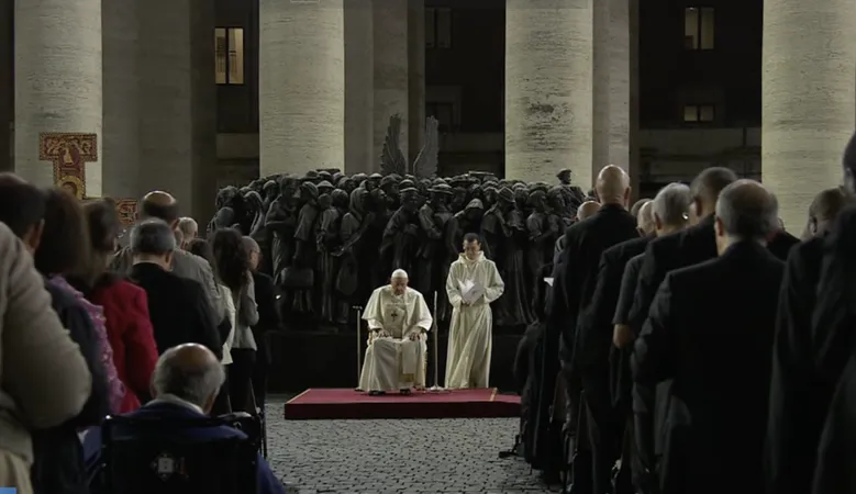 Papa Francesco, Sinodo 2023 | Papa Francesco durante la preghiera per i migranti in piazza San Pietro | Vatican Media / You Tube