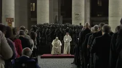 Papa Francesco durante la preghiera per i migranti in piazza San Pietro / Vatican Media / You Tube