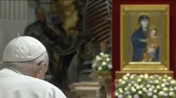 Papa Francesco mentre pronuncia la preghiera alla Vergine, Basilica di San Pietro, 27 ottobre 2023 / Vatican Media / YouTube