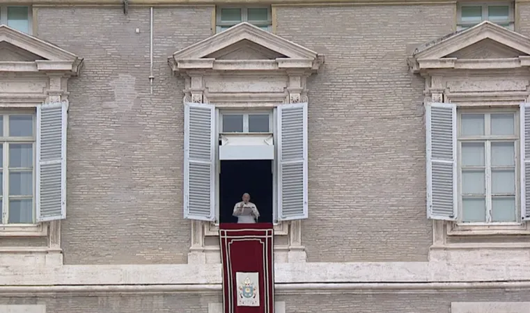Papa Francesco, Angelus | Papa Francesco dalla finestra del suo studio per l'Angelus | Vatican Media / You Tube