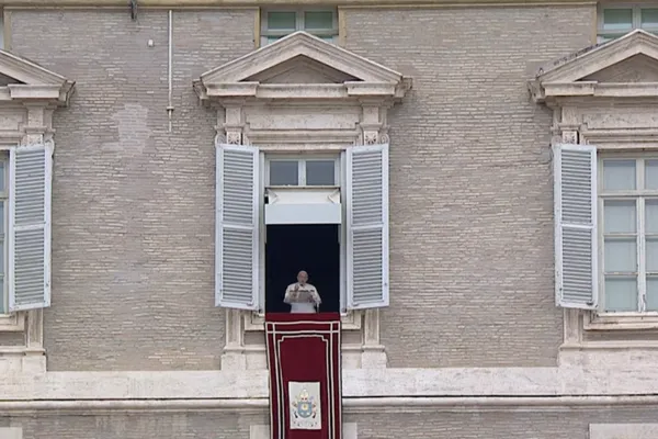 Papa Francesco dalla finestra del suo studio per l'Angelus / Vatican Media / You Tube