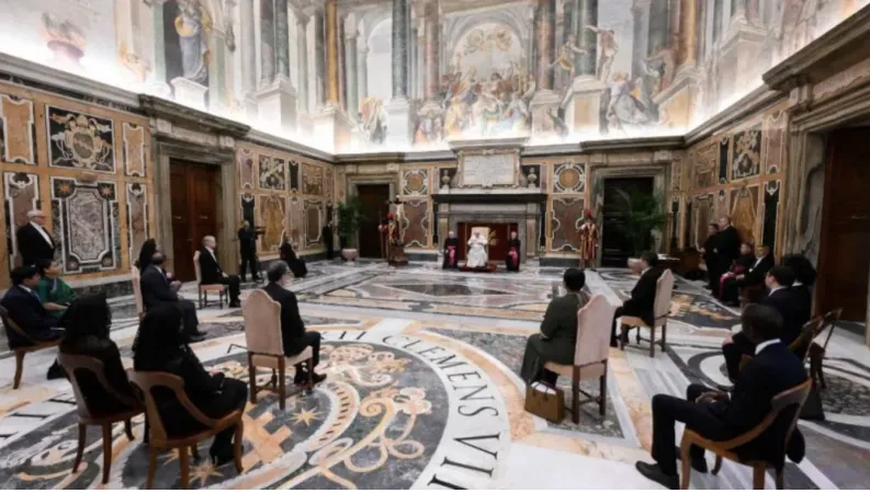 Papa Francesco, ambasciatori | Papa Francesco in una foto d'archivio con ambasciatori presso la Santa Sede non residenti | Vatican Media / ACI Group