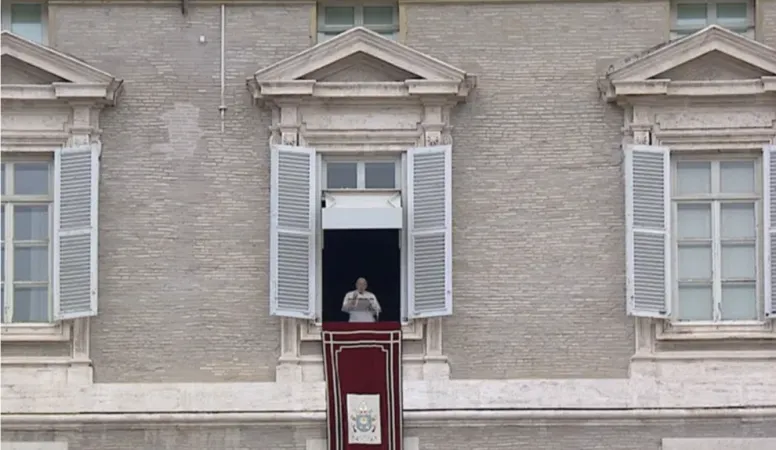 Papa Francesco, Angelus | Papa Francesco dalla finestra del suo studio nel Palazzo Apostolico Vaticano | Vatican Media