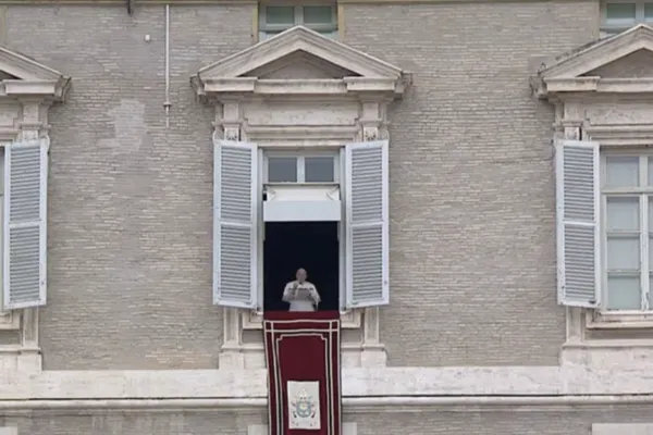 Papa Francesco dalla finestra del suo studio nel Palazzo Apostolico Vaticano / Vatican Media