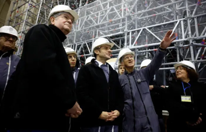 Il presidente Macron e il vescovo Ullrich nel cantiere di Notre Dame | SARAH MEYSSONNIER/POOL/AFP via Getty Images da CNA