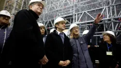 Il presidente Macron e il vescovo Ullrich nel cantiere di Notre Dame / SARAH MEYSSONNIER/POOL/AFP via Getty Images da CNA