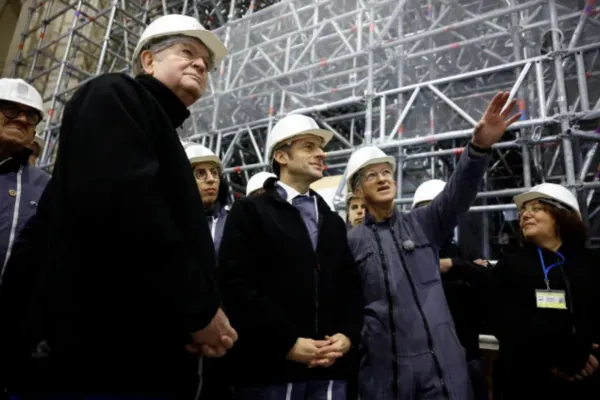 Il presidente Macron e il vescovo Ullrich nel cantiere di Notre Dame / SARAH MEYSSONNIER/POOL/AFP via Getty Images da CNA
