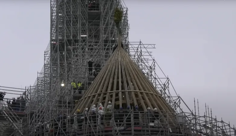 Notre Dame de Paris | I fiori posti sulla guglia di Notre Dame appena ricostruita | YouTube