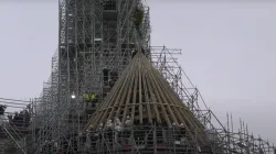 I fiori posti sulla guglia di Notre Dame appena ricostruita / YouTube