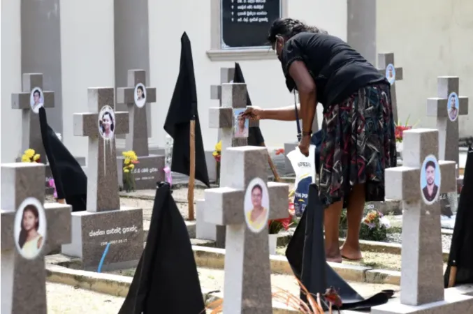 Sri Lanka | Una donna davanti alle tombe di alcuni dei martiri della strage di Pasqua in Sri Lanka | Shutterstock via CNA