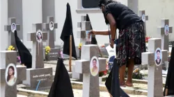 Una donna davanti alle tombe di alcuni dei martiri della strage di Pasqua in Sri Lanka / Shutterstock via CNA