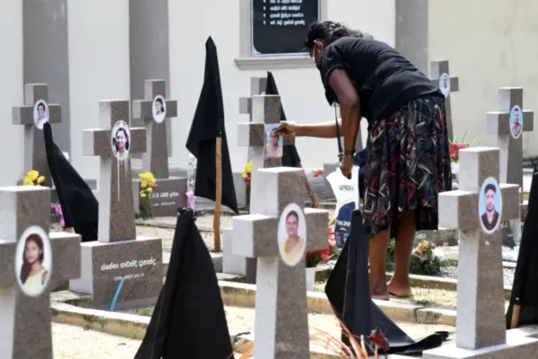 Una donna davanti alle tombe di alcuni dei martiri della strage di Pasqua in Sri Lanka / Shutterstock via CNA