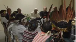 Papa Francesco in un incontro con le popolazioni indigene / Vatican Media