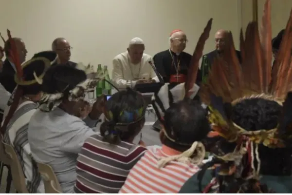 Papa Francesco in un incontro con le popolazioni indigene / Vatican Media