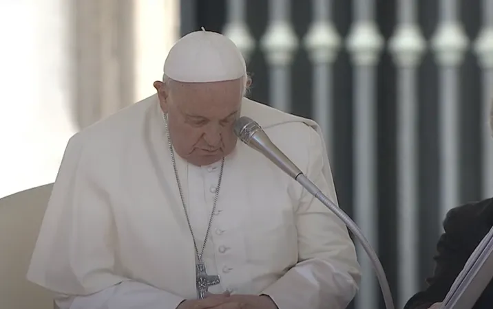 Papa Francesco | Papa Francesco si raccoglie in preghiera | Vatican Media Live