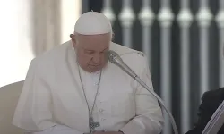 Papa Francesco si raccoglie in preghiera / Vatican Media Live